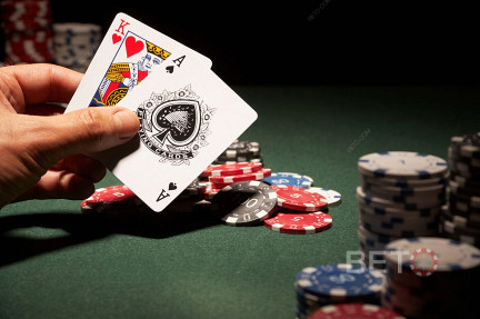 Všetko, čo potrebujete vedieť o online pokeri v {YEAR}